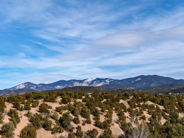 Artist Road #31 2 Bedrooms Sleeps 4 Wood Fireplace WiFi Pool Access