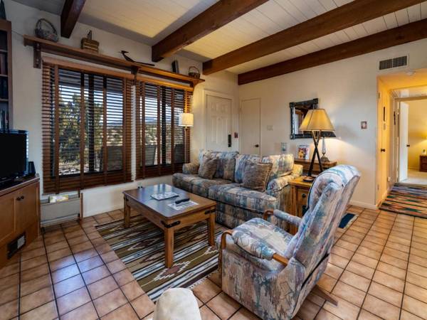 Artist Road #31 2 Bedrooms Sleeps 4 Wood Fireplace WiFi Pool Access