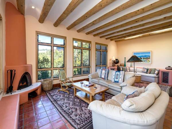 Mitchell's East Side 3 Bedrooms Sleeps 6 Deck Views WiFi Grill