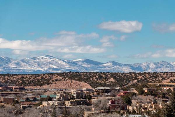 City Views at Alma Compound 2 Bedrooms Sleeps 4 Walk to Plaza Fireplace