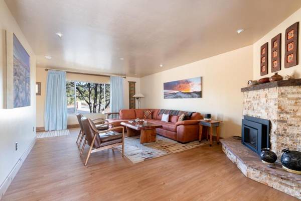 Casa Zia 3 Bedroom Fireplace Grill Patio Wi-Fi Sleeps 6