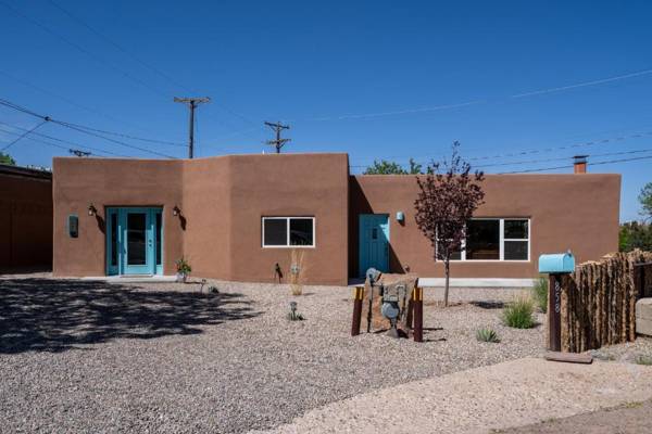 Casa Buena 3 BRs WiFi Fireplace Near Santa Fe Plaza Sleeps 6