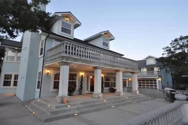 Exquisite Mountain Mansion West Wing