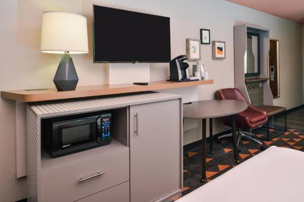 Workspace - Holiday Inn Auburn-Finger Lakes Region an IHG Hotel