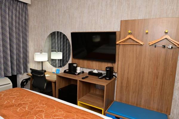 Workspace - Days Inn by Wyndham Bronx Near Botanical Garden