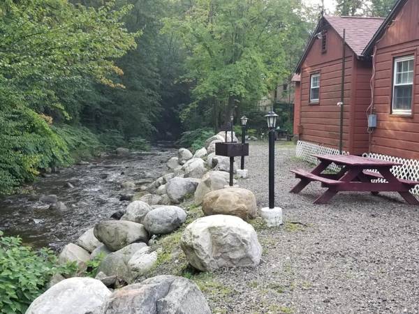 Seven Dwarfs Motel & Cabins