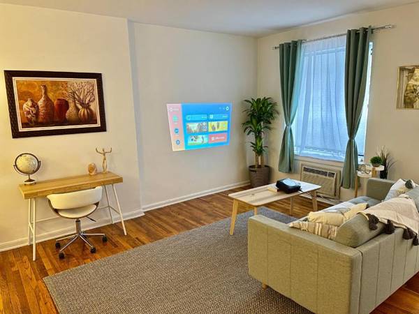 Workspace - Cozy Entire Apartment Close to Central Park