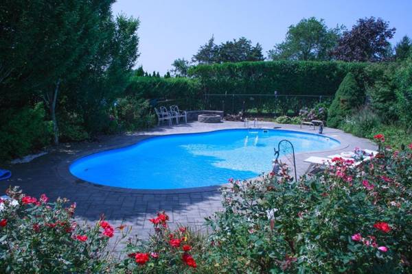 Large 4BR North Fork Home heated Saltwater Pool Vineyards Farm