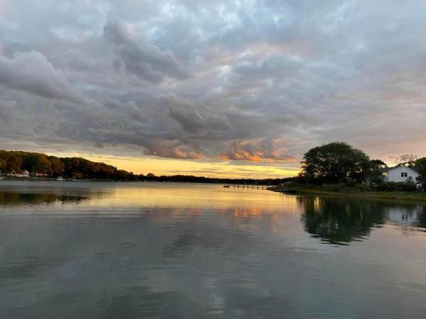 Private Waterfront home Dock Kayak walk to Southold near Greenp