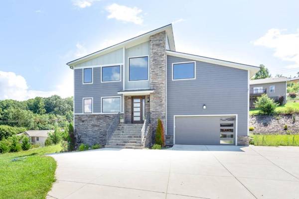 Ultra Luxurious House in the heart of Asheville with PRIVATE HOT TUB