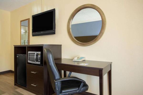 Workspace - Days Inn by Wyndham Greensboro Airport