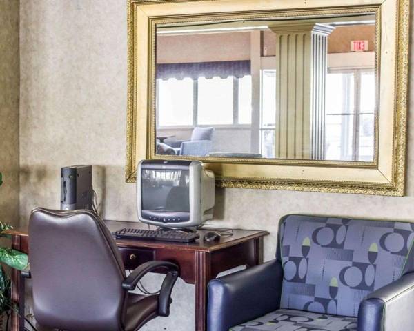 Workspace - Econo Lodge & Suites