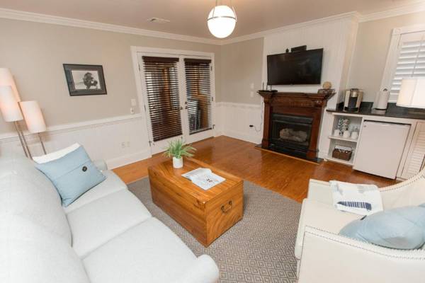 The Burrus House Inn Waterfront Suites