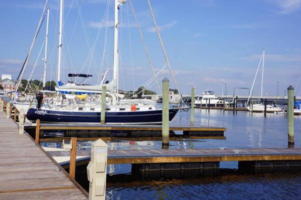 BridgePointe Hotel & Marina