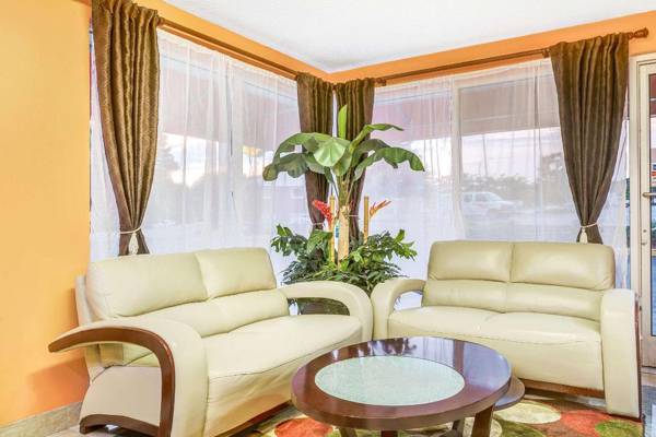 Super 8 by Wyndham - Crabtree Raleigh