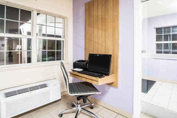 Workspace - Microtel Inn & Suites by Wyndham Southern Pines - Pinehurst