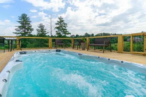 Weekend friends and fam! Media room Hot Tub Firepit Sleeps 18 minutes to Asheville
