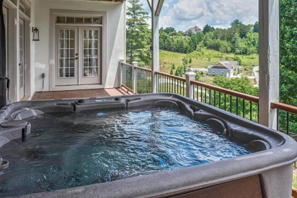 Weekend friends and fam! Media room Hot Tub Firepit Sleeps 18 minutes to Asheville