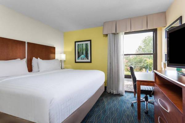Holiday Inn Express & Suites Wilmington-University Center an IHG Hotel