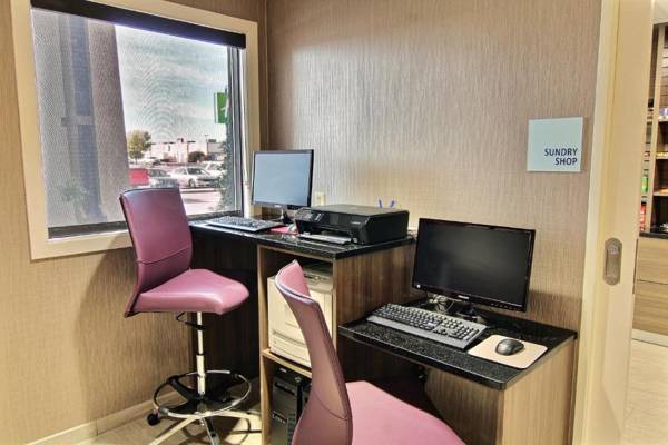 Workspace - Holiday Inn Express Fargo - West Acres an IHG Hotel