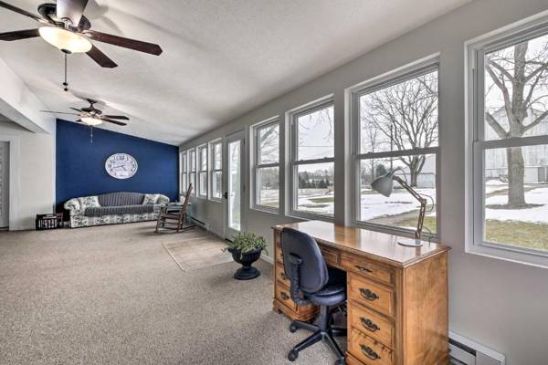 Workspace - Inviting Ashland Farmhouse 7 Mi to Downtown!