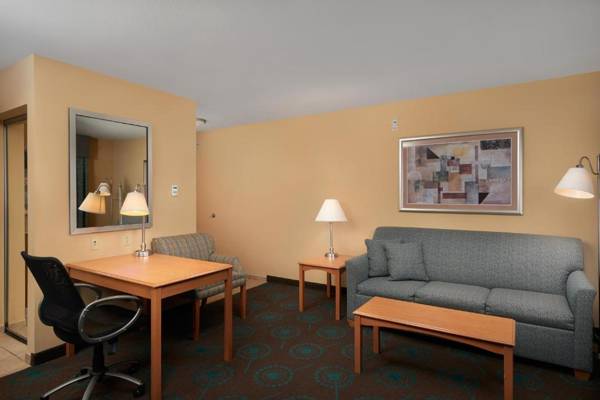 Hampton Inn & Suites Canton