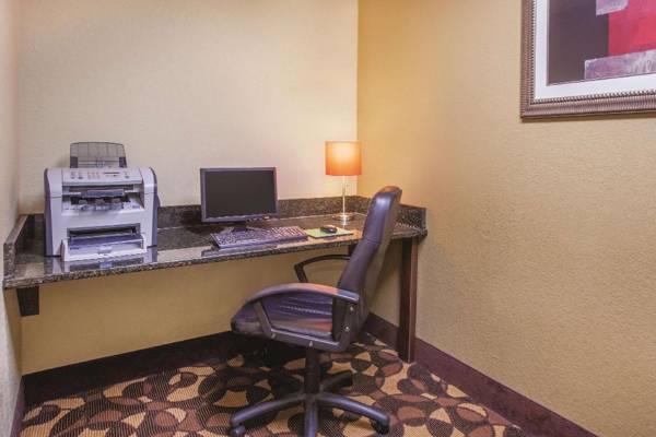 Workspace - La Quinta Inn & Suites Canton