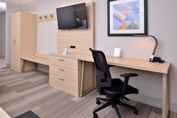 Workspace - Holiday Inn Express Hotel & Suites Cincinnati - Mason an IHG Hotel