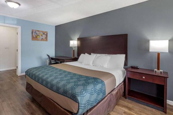 Econo Lodge Inn & Suites South Sandusky