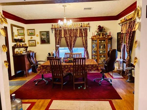 Workspace - Historic Home - sleeps 4 adults - 1 mile to Ft. Sill