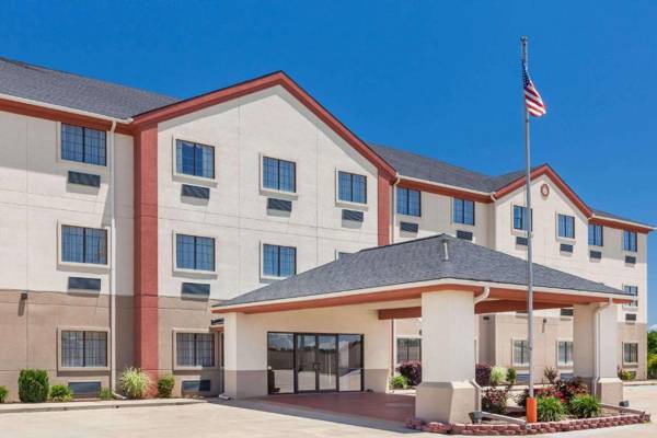 Days Inn & Suites by Wyndham McAlester