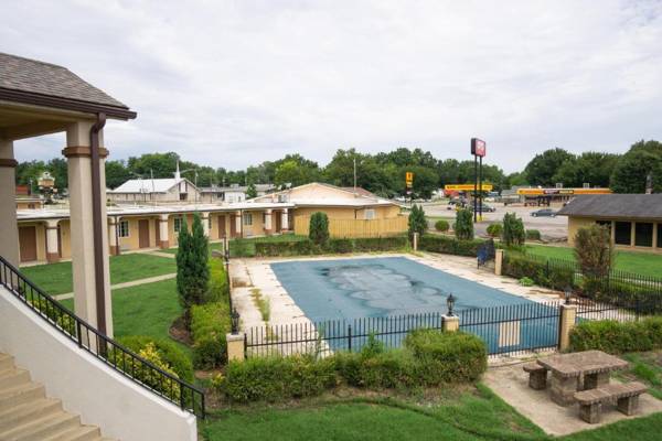 Woodridge Inn and Suites