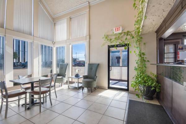 Econo Lodge Inn & Suites