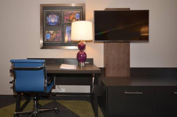 Workspace - Holiday Inn Express & Suites Oklahoma City Mid - Arpt Area an IHG Hotel