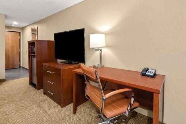 Workspace - Comfort Inn & Suites Beaverton - Portland West