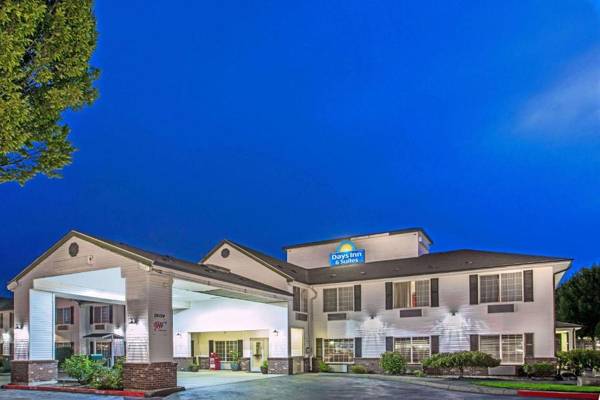 Days Inn & Suites by Wyndham Gresham