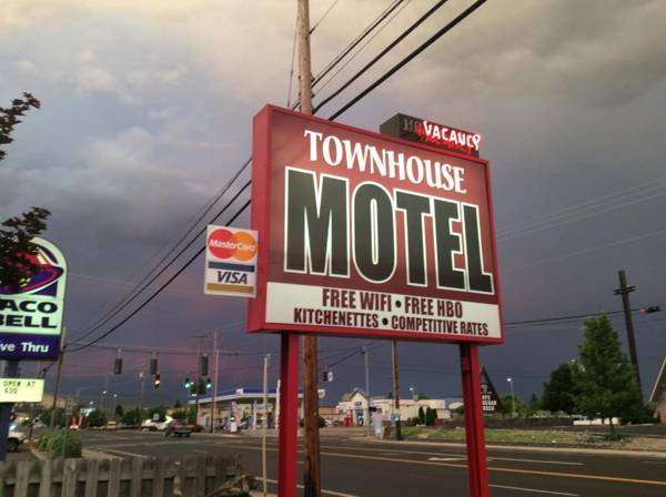 Townhouse Inn & Suites