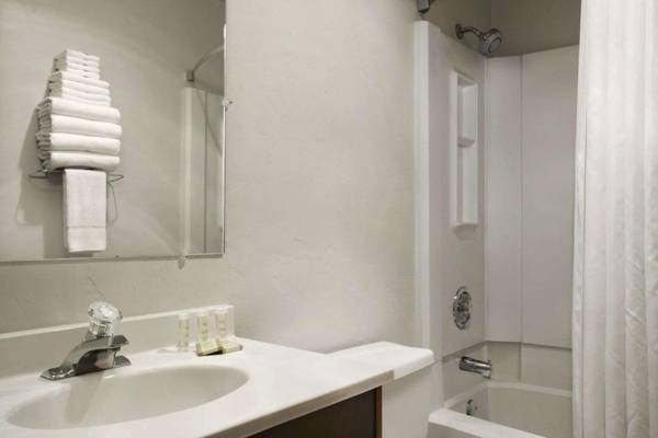 Super 8 by Wyndham Portland Airport