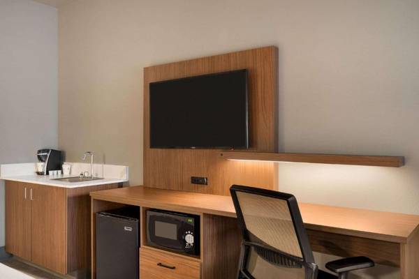 Workspace - La Quinta Inn & Suites by Wyndham Springfield