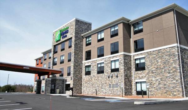 Holiday Inn Express & Suites Clarion an IHG Hotel