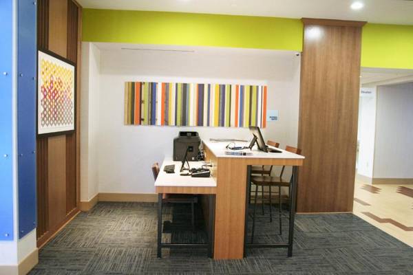 Holiday Inn Express & Suites Clarion an IHG Hotel