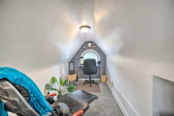 Workspace - Pittsburgh Home with Pool Fire Pit and Game Room