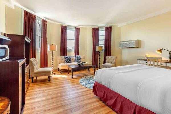 The Carriage House Inn Newport Ascend Hotel Collection