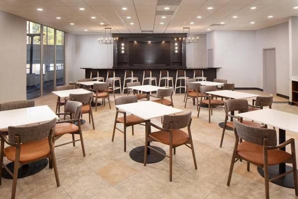 Hotel Columbia Inn & Suites