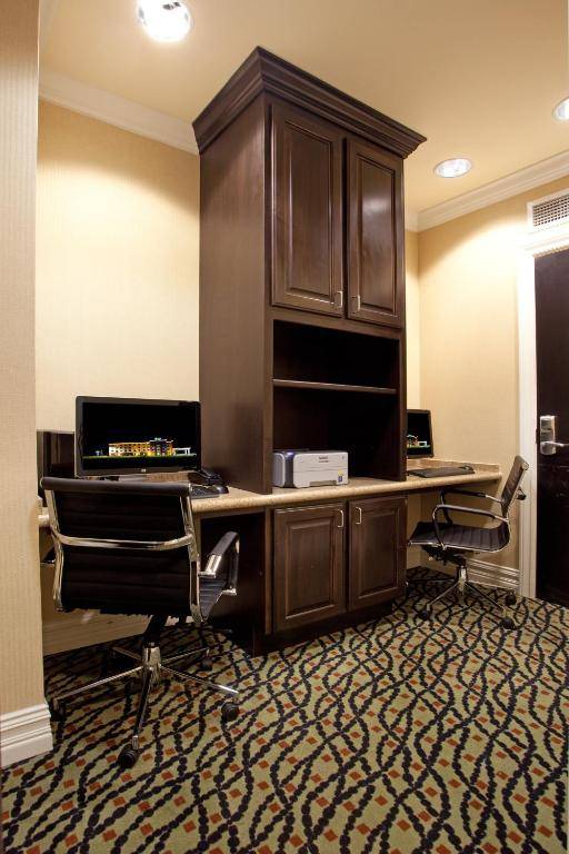 Workspace - Holiday Inn Express and Suites Newberry an IHG Hotel