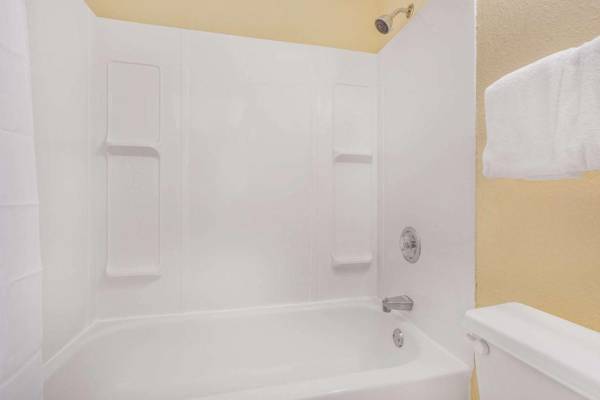 Days Inn by Wyndham Spartanburg Waccamaw