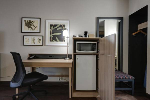 Workspace - Country Inn & Suites by Radisson Pierre SD