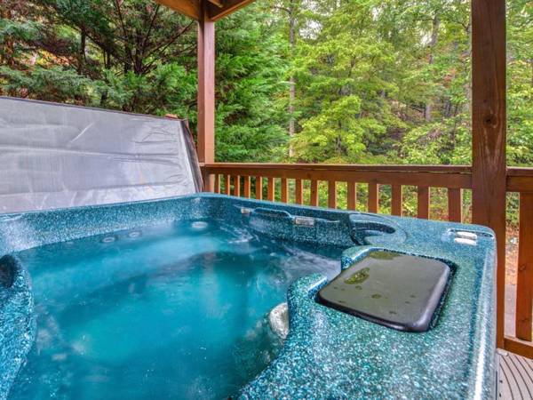Bear’s Corner 3 Bedrooms WiFi Pool Table Hot Tub WiFi Sleeps 10