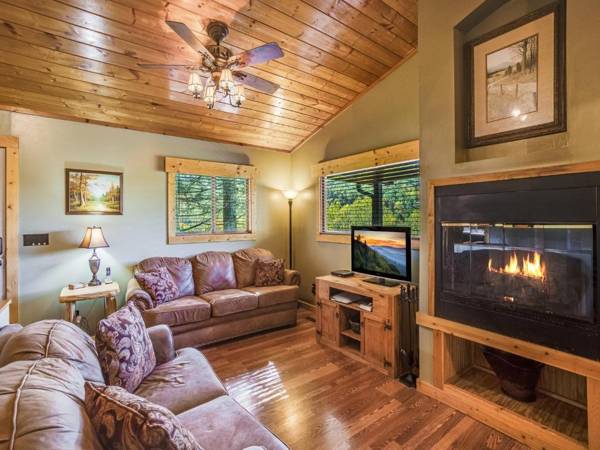 Naughty by Nature 1 Bedroom Sleeps 2 Hot Tub Mountain Views WiFi