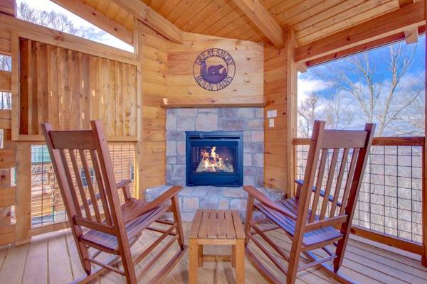 Back to Nature 2 Bedroom Fireplace Hot Tub WiFi Pet Friendly Sleeps 6